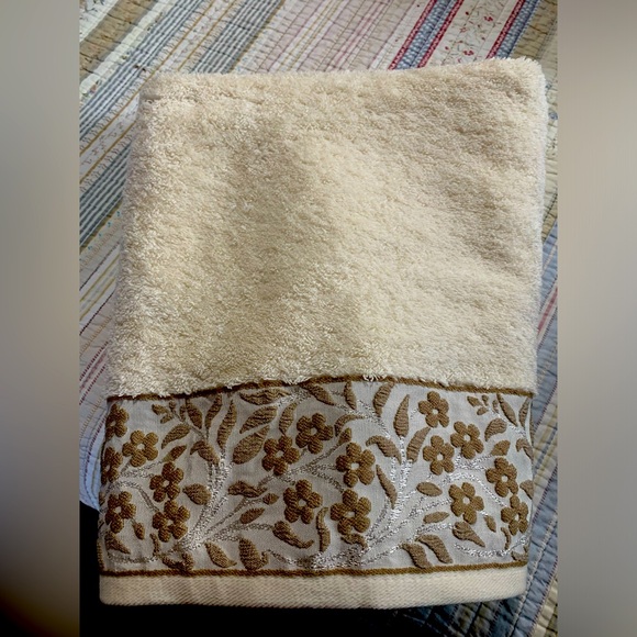 HYGGE Bath Towel - Picture 1 of 8